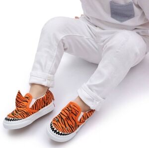 #352❤️ New Vans toddler slip on V shark sneakers